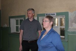 Jurbarko rajono savivaldybės administracijos direktorė Vida Rekešienė ir AB „Lietuvos geležinkeliai“ filialo „Klaipėdos geležinkelių infrastruktūra“ vyriausiasis inžinierius Aldas Milišiūnas.